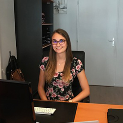 Mélanie, responsable d'agence Lyon, assistée par Yolene
