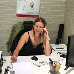 Fanny, responsable d'agence Marseille, assistée par Lydia